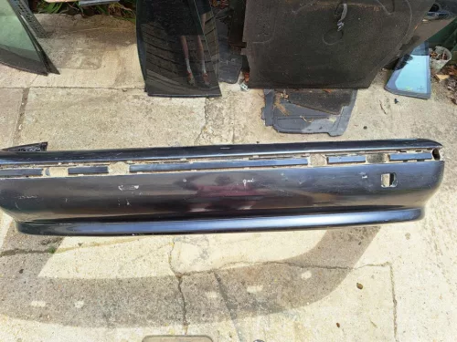 BMW E39 sedan fekete hátsó lökhárító - sérült 