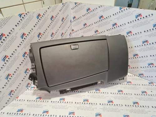 BMW E87 fekete kesztyűtartó 